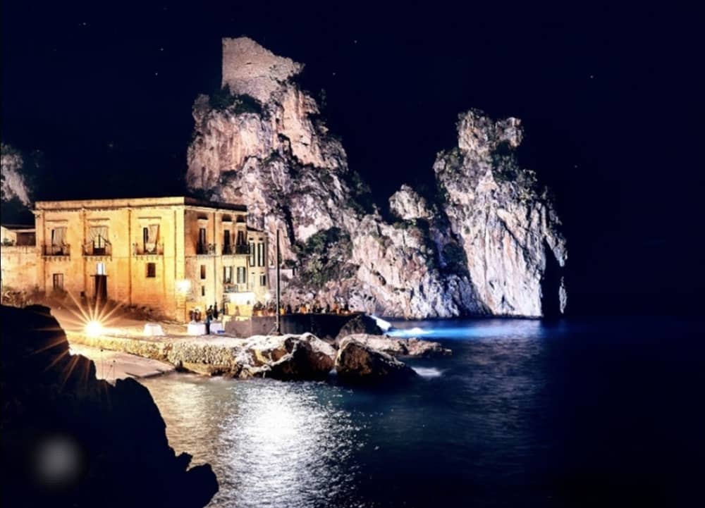 Zonsondergangaperitief in de Faraglioni van Scopello