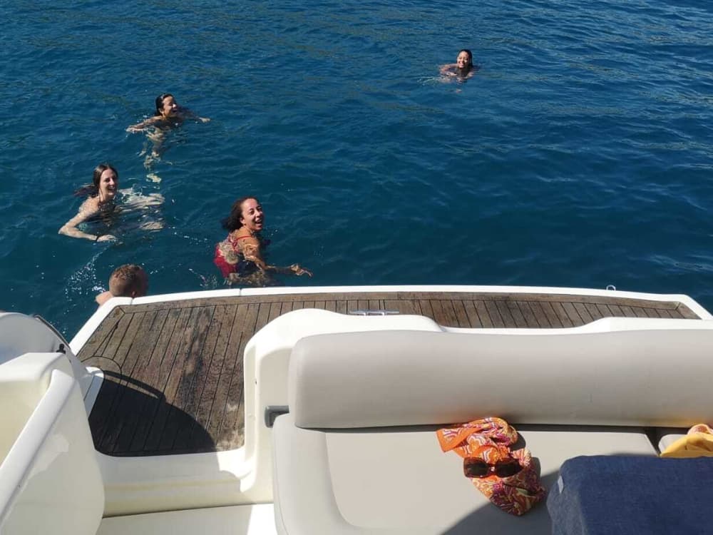 Zonsondergangaperitief in de Faraglioni van Scopello