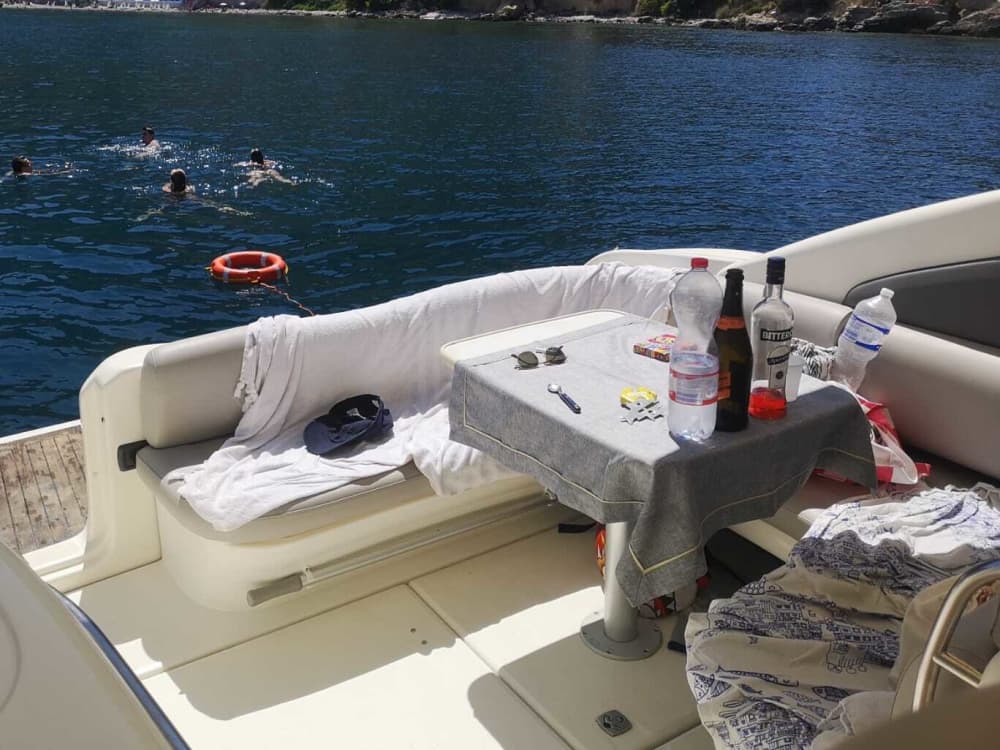 Zonsondergangaperitief in de Faraglioni van Scopello