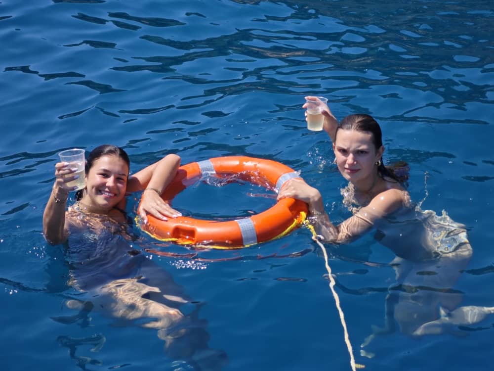 Zonsondergangaperitief in de Faraglioni van Scopello