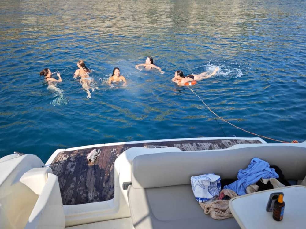 Zonsondergangaperitief in de Faraglioni van Scopello