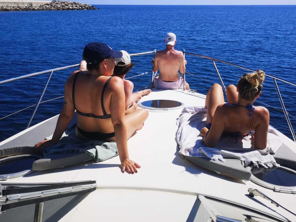 Zonsondergangaperitief in de Faraglioni van Scopello