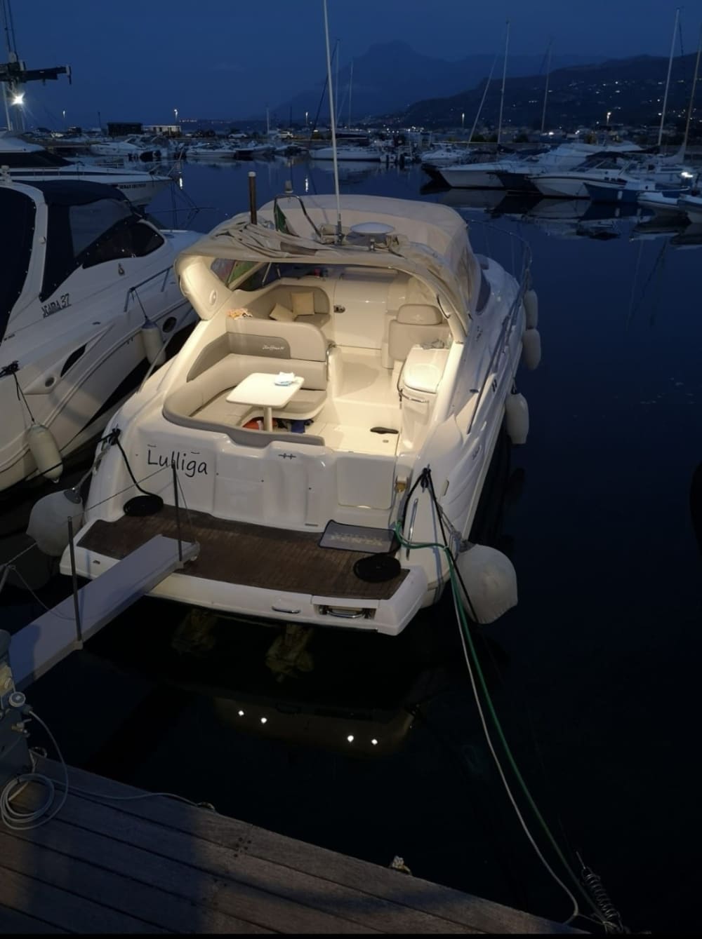 Zonsondergangaperitief in de Faraglioni van Scopello