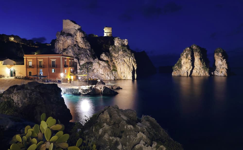 Απεριτίφ ηλιοβασιλέματος στο Faraglioni του Scopello