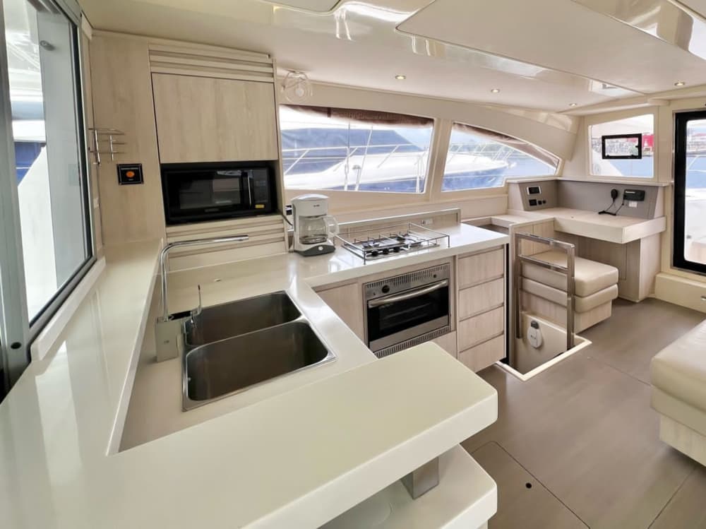 Explorez Carthagène et profitez d'une journée complète de navigation en catamaran.