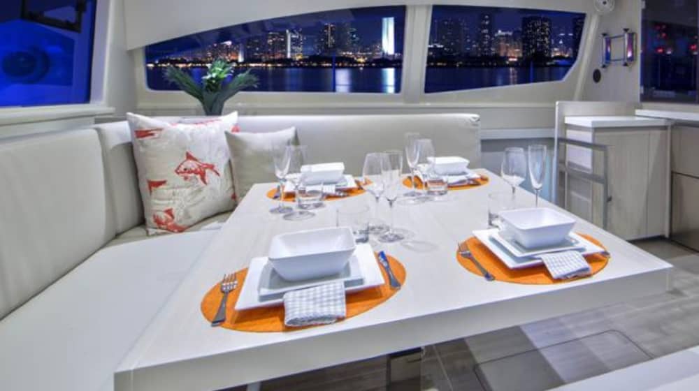 Explorez Carthagène et profitez d'une journée complète de navigation en catamaran.