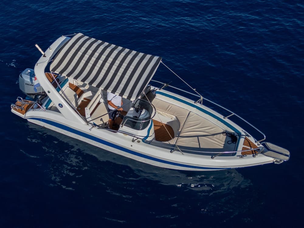 Discover Hvar on a motorboat for 8h
