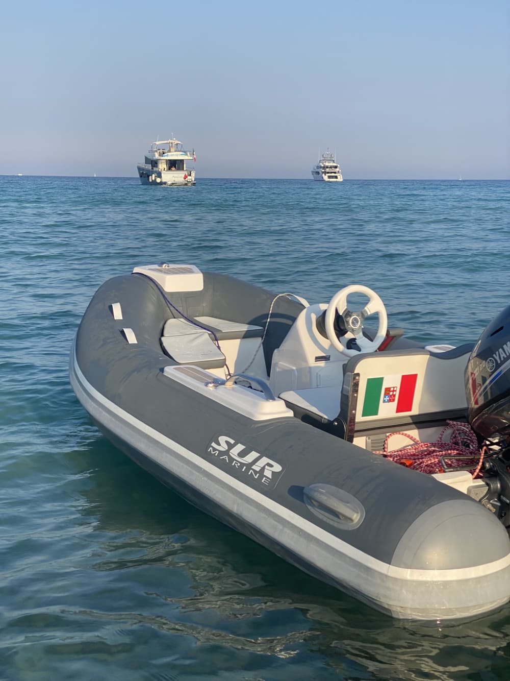 Une croisière sur mesure à San Teodoro : une journée magique à bord d'un yacht à moteur