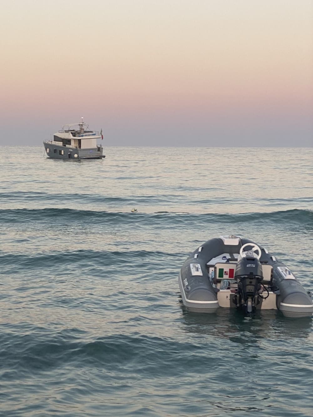Une croisière sur mesure à San Teodoro : une journée magique à bord d'un yacht à moteur
