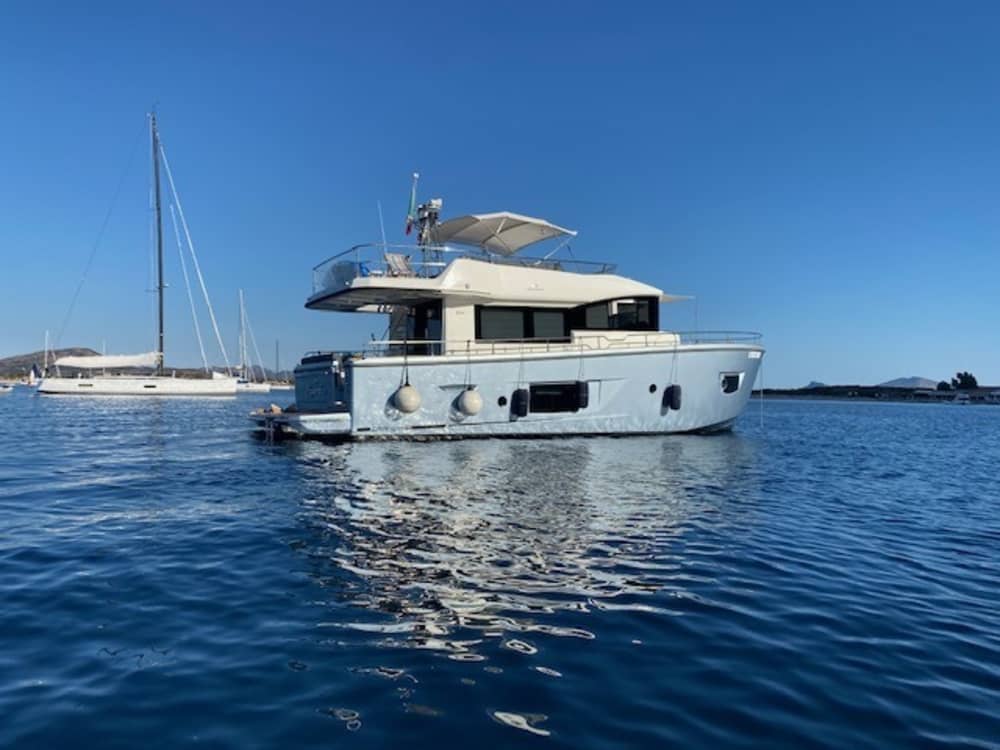 Une croisière sur mesure à San Teodoro : une journée magique à bord d'un yacht à moteur