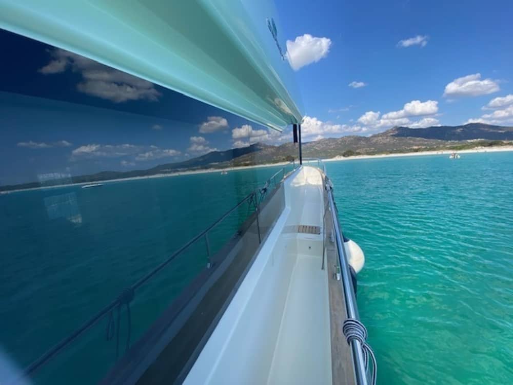 Une croisière sur mesure à San Teodoro : une journée magique à bord d'un yacht à moteur