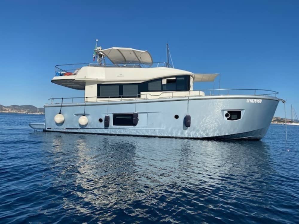 Une croisière sur mesure à San Teodoro : une journée magique à bord d'un yacht à moteur