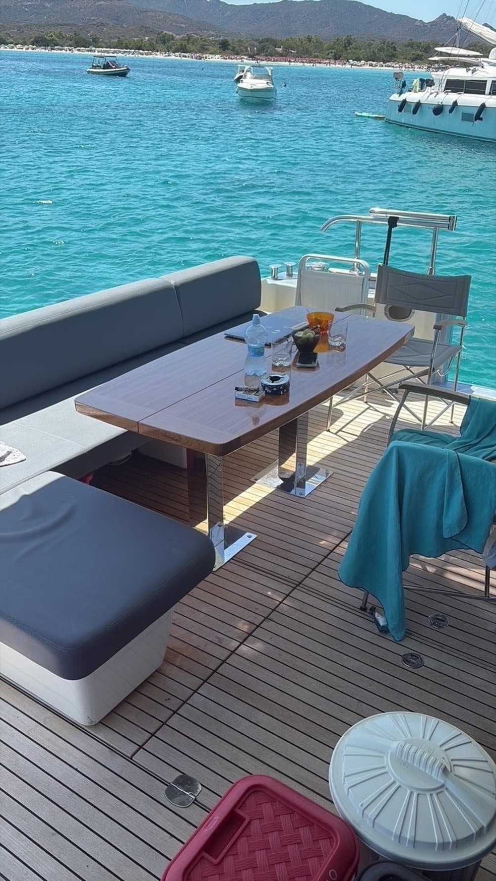 Une croisière sur mesure à San Teodoro : une journée magique à bord d'un yacht à moteur