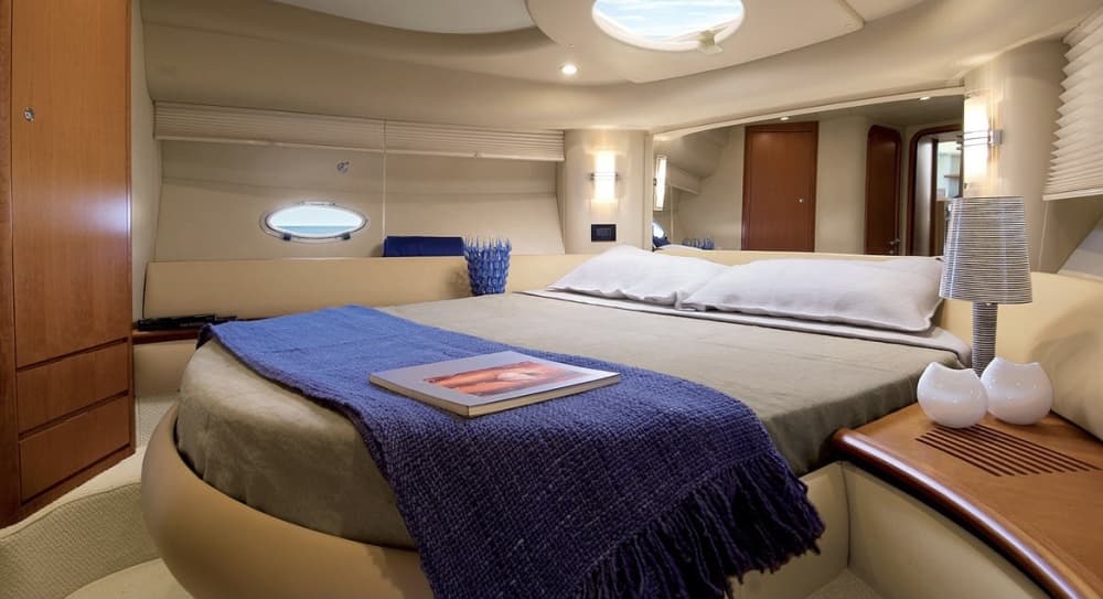 Blanc, bleu et divin : une journée complète sur un yacht à moteur