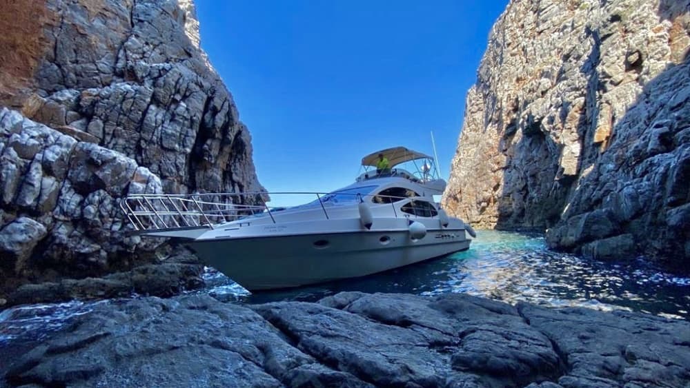Blanc, bleu et divin : une journée complète sur un yacht à moteur