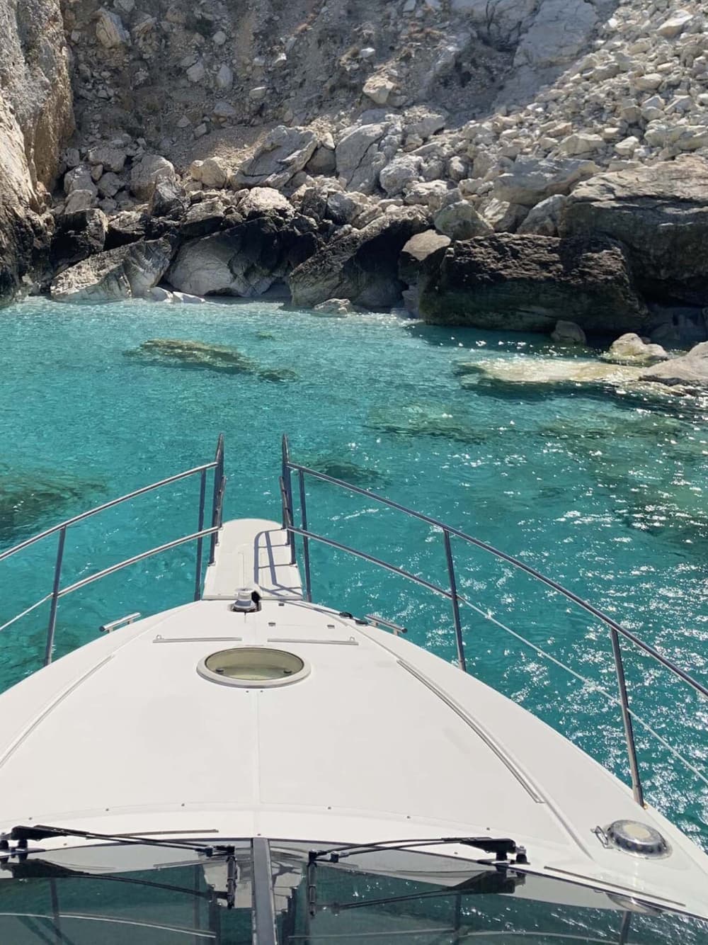 Blanc, bleu et divin : une journée complète sur un yacht à moteur