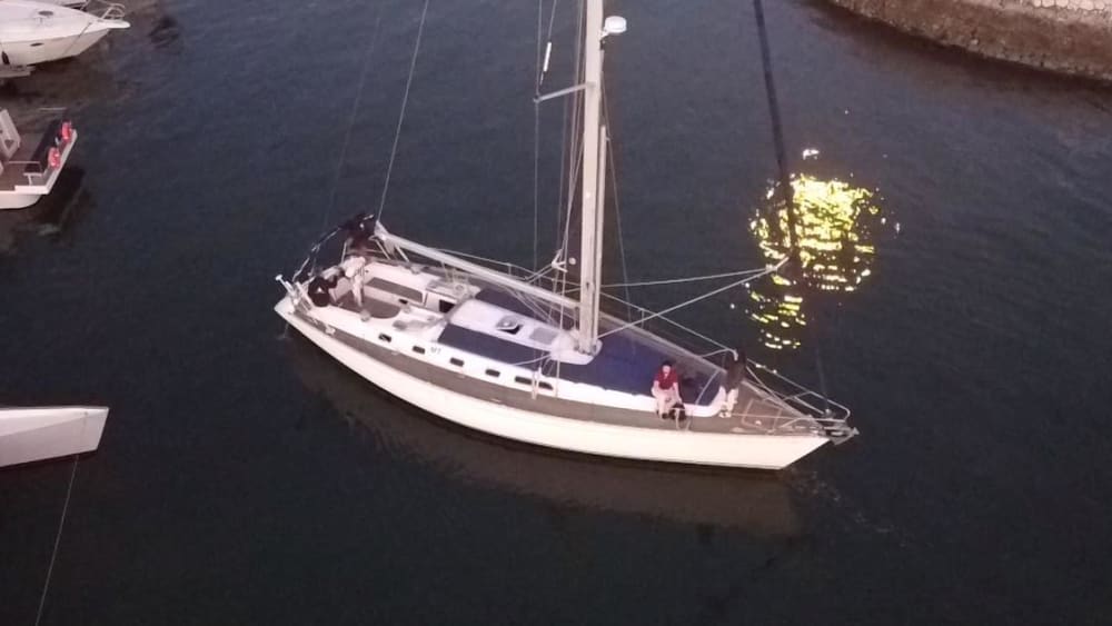 Explore Lisboa and enjoy a full day of sailing on a sailboat