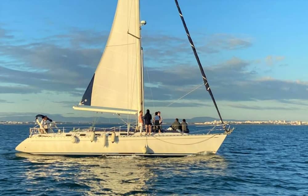 Explore Lisboa and enjoy a full day of sailing on a sailboat
