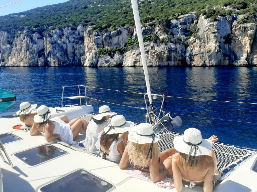 Escursione in catamarano di un'intera giornata ad Alghero.