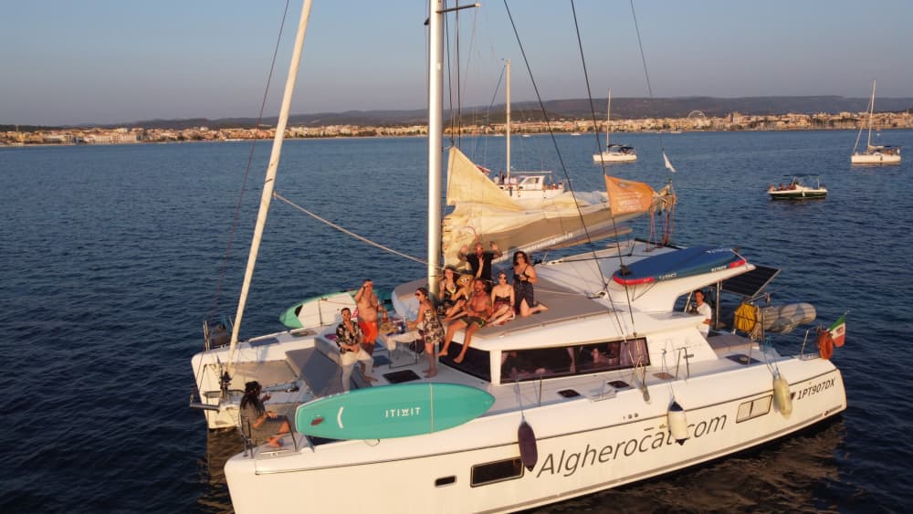 Escursione in catamarano di un'intera giornata ad Alghero.