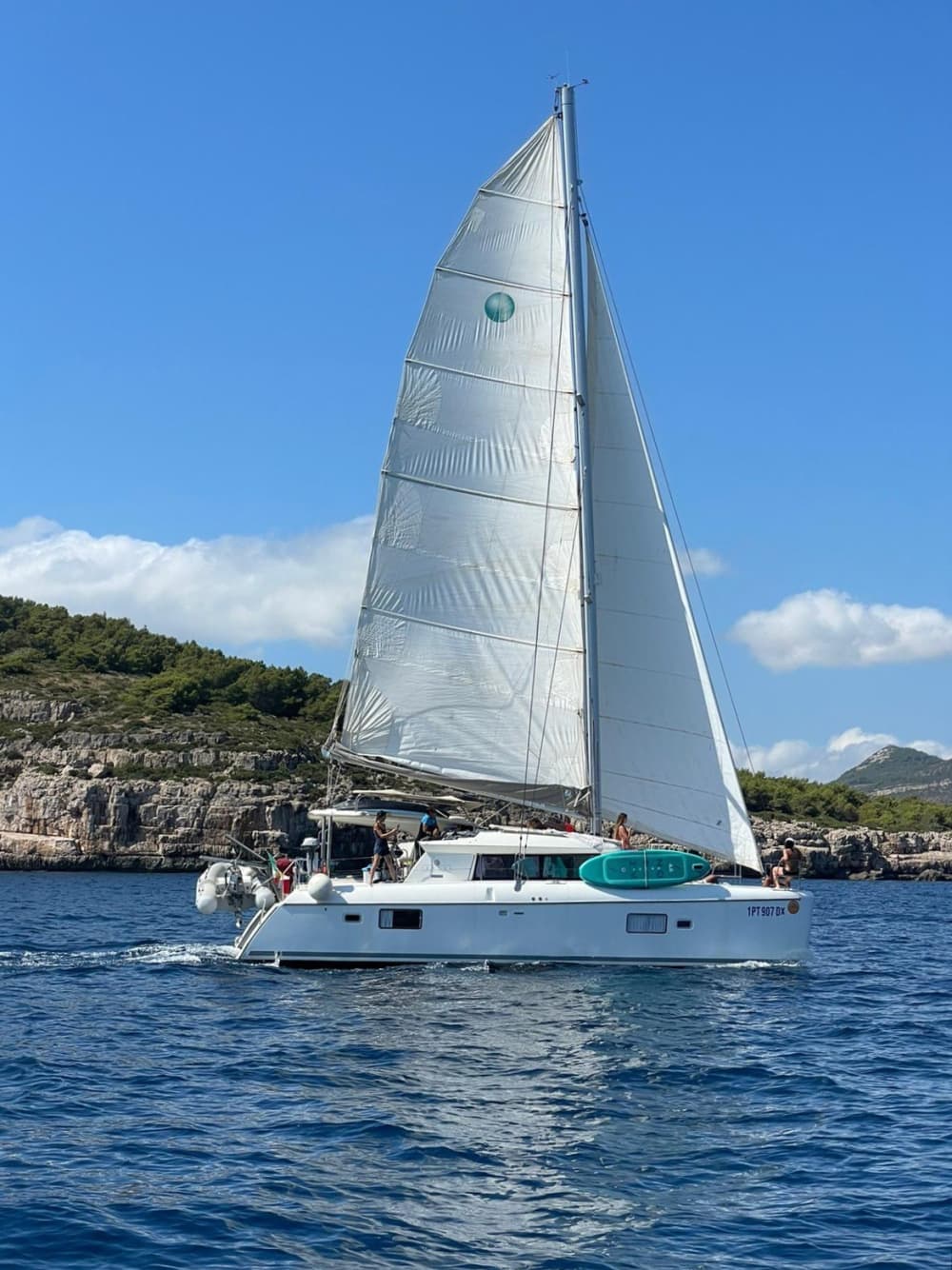 Escursione in catamarano di un'intera giornata ad Alghero.