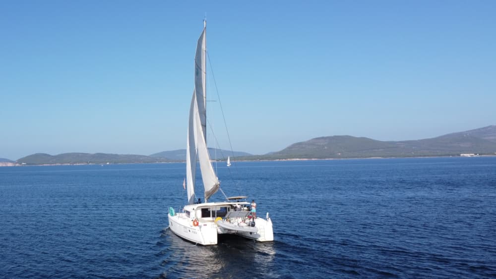 Escursione in catamarano di un'intera giornata ad Alghero.
