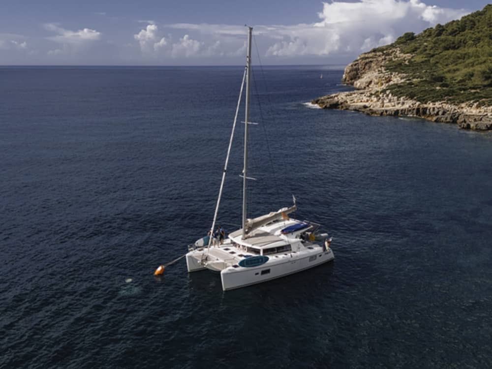Escursione in catamarano di un'intera giornata ad Alghero.