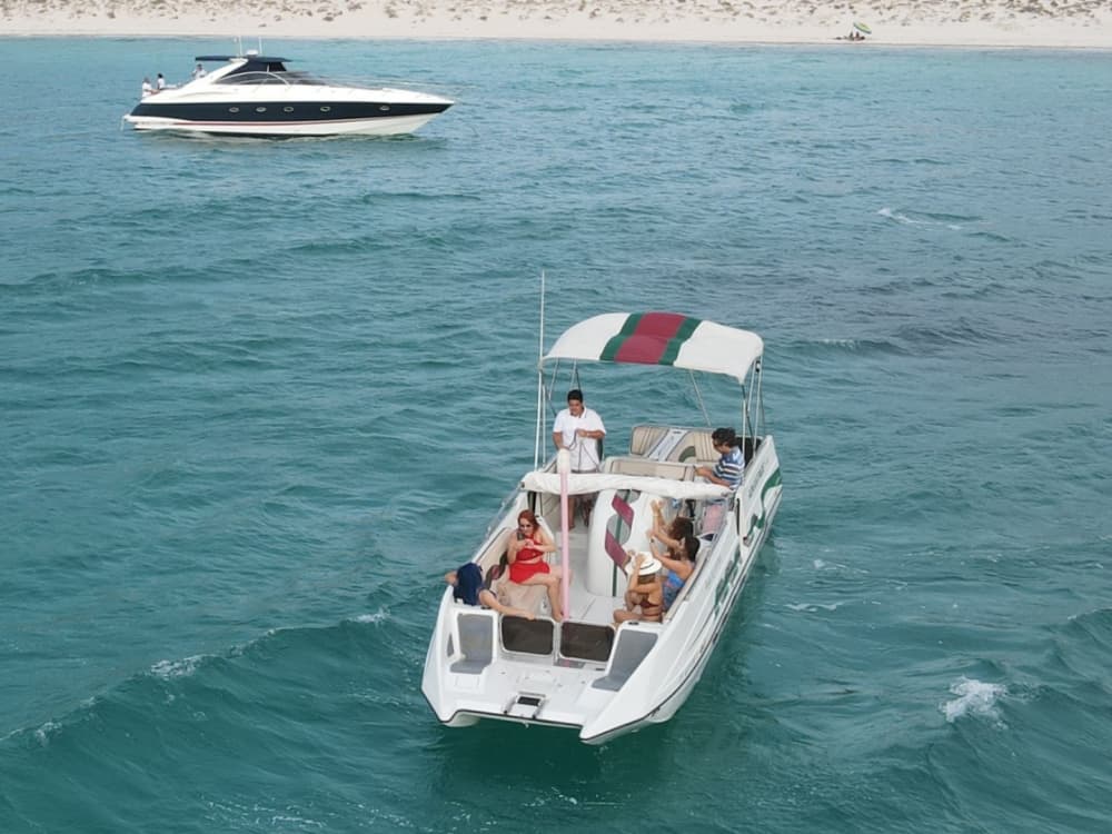 Jouw dag in La Paz: huur een motorboot voor 8 uur ontdekkingstocht.