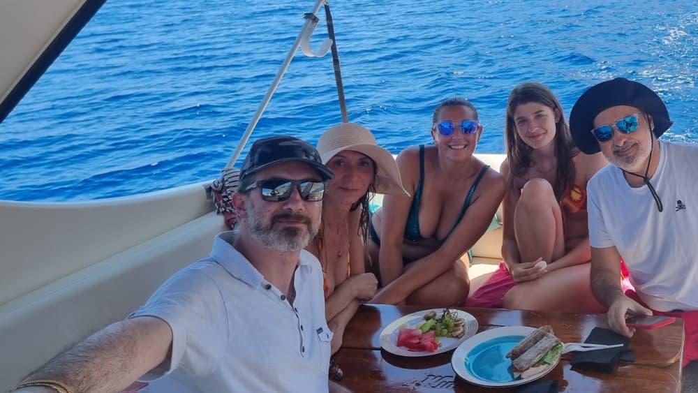 Descoberta da Ilha Symi: Cruzeiro de dia inteiro com baías escondidas e sabores locais