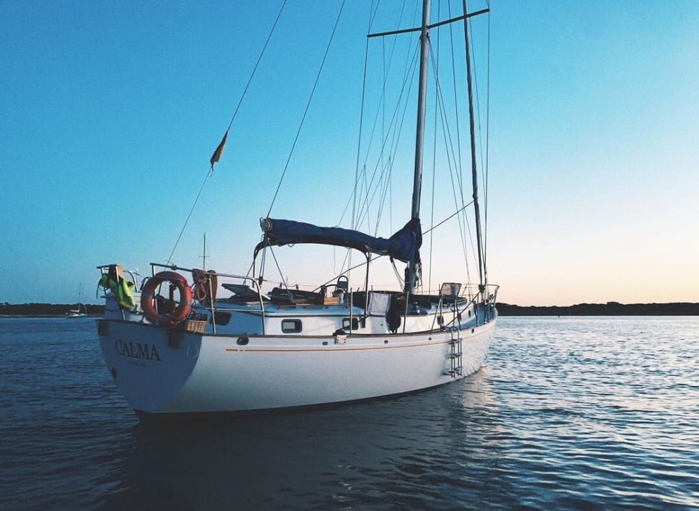 Pon rumbo a la alegría: Un día completo de navegación auténtica en La Savina a bordo de un velero.