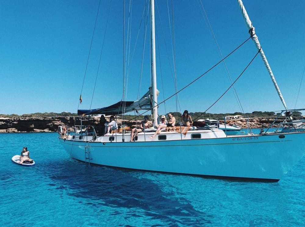 Pon rumbo a la alegría: Un día completo de navegación auténtica en La Savina a bordo de un velero.