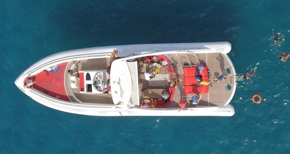 Neem een halve dag de tijd om te ontspannen op een motorboot in Costa Adeje.