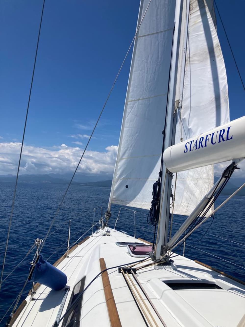 Disfrute de un día completo de navegación en Cannigione a bordo de un velero.