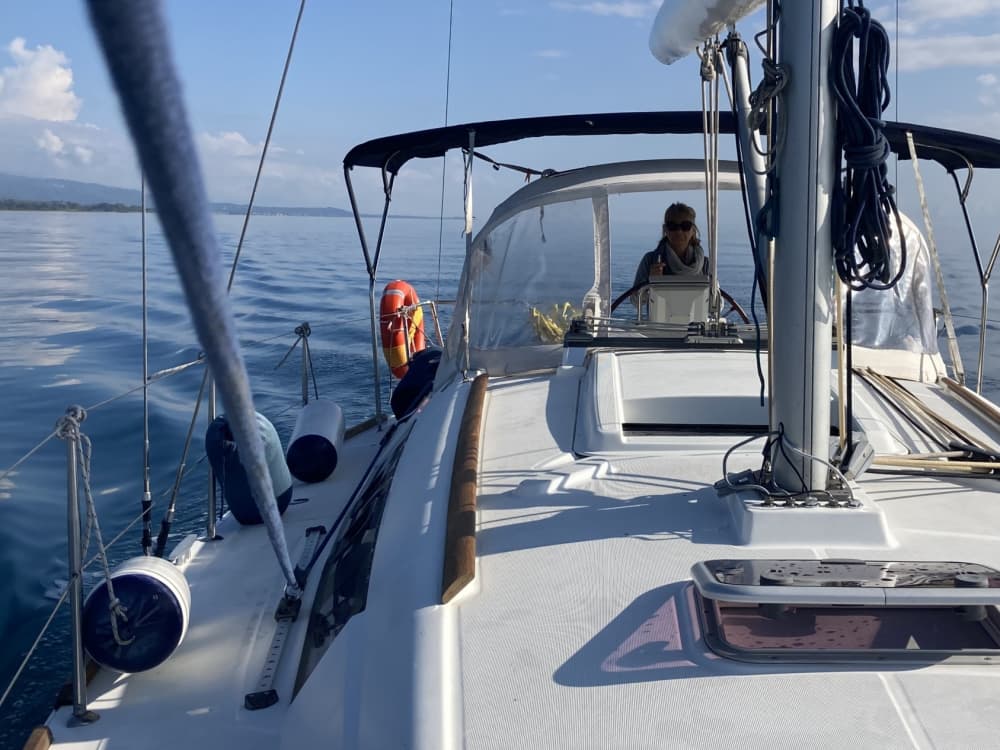 Disfrute de un día completo de navegación en Cannigione a bordo de un velero.