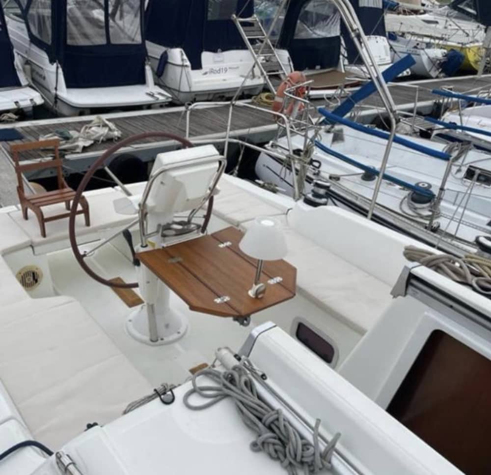 Disfrute de un día completo de navegación en Cannigione a bordo de un velero.