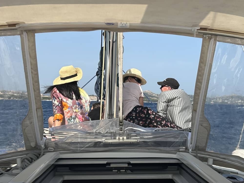 Disfrute de un día completo de navegación en Cannigione a bordo de un velero.