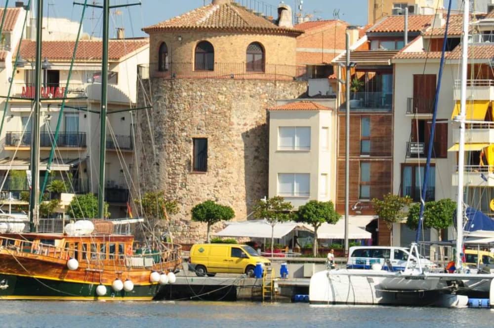 Passe 7 horas navegando ao redor de Cambrils em um veleiro.