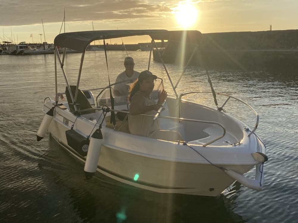 Descubre Saint-Gilles en una excursión de un día completo en lancha motora.