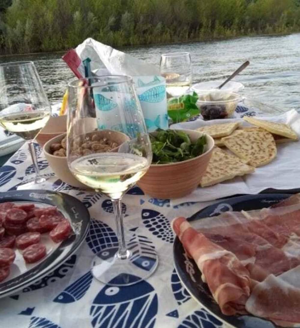 Ganztägiges Segelerlebnis auf einem Katamaran in Rom