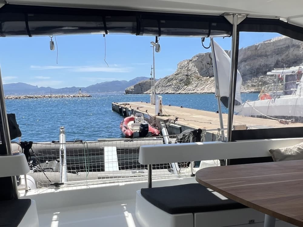 EVJF, Anniversaire, Séminaire… venez découvrir Marseille à bord de notre catamaran en découverte ou initiation voile