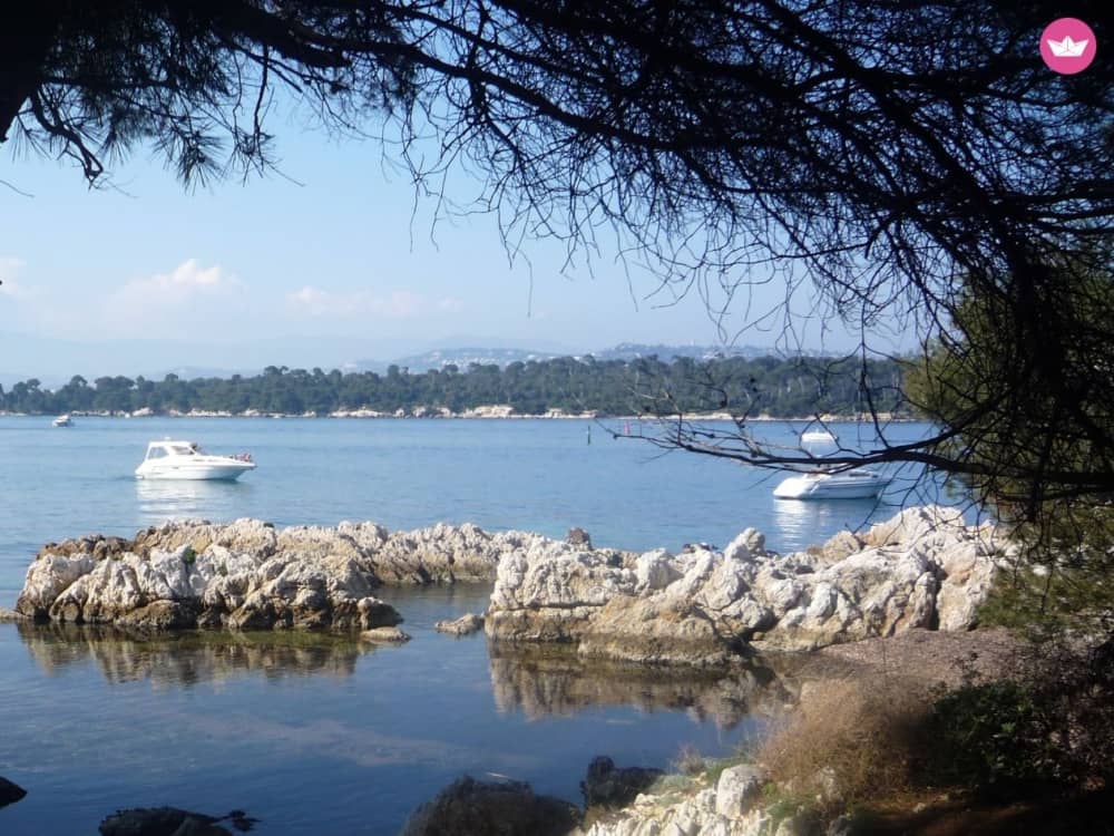 Excursión privada en barco por los alrededores de Antibes a bordo de una lancha motora.
