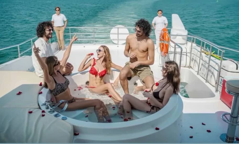 Dubai Waters com estilo: cruzeiro de 4 horas + jet ski