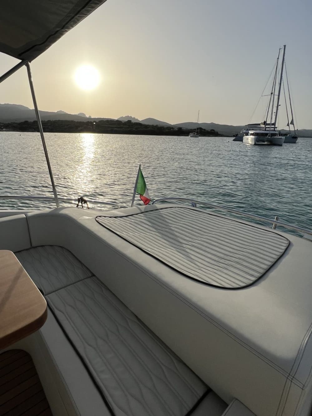 Tour privato in barca di un giorno intero: scopri le splendide scogliere di Bonifacio