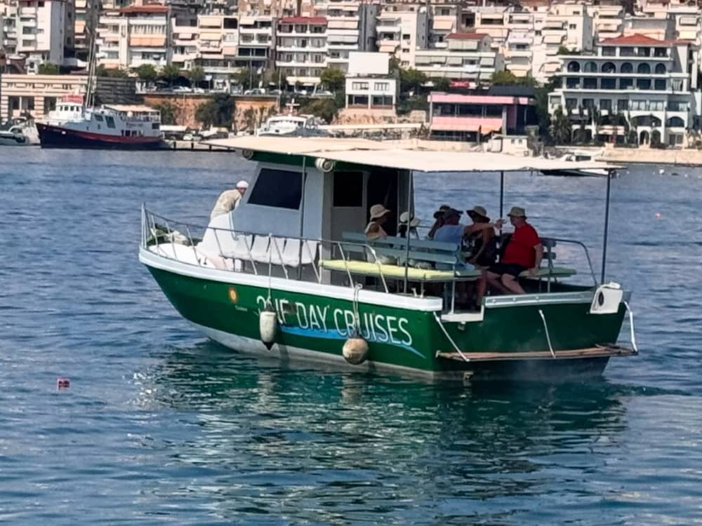 Découverte de Sarandë en demi-journée : Votre courte escapade en bateau à moteur