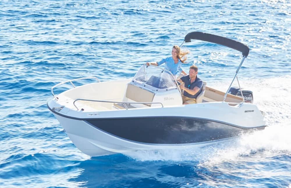 Descubre bahías escondidas y la Laguna Azul en barco.