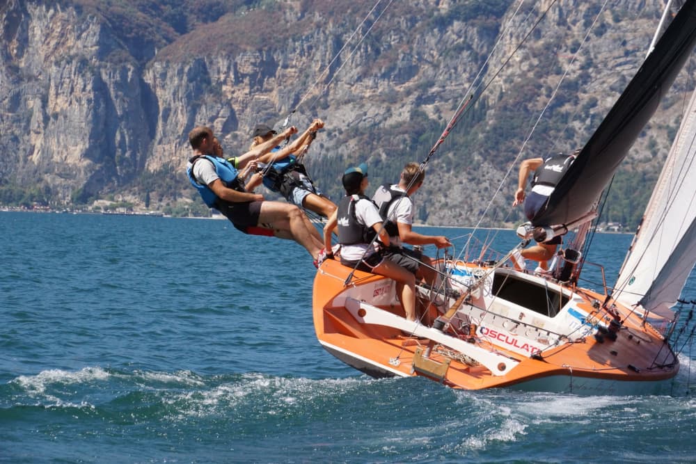 Goditi un'intera giornata di navigazione a Brenzone sul Garda su una barca a vela.