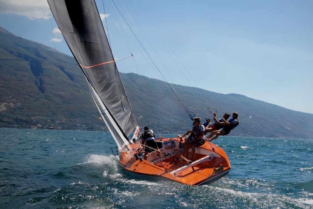 Goditi un'intera giornata di navigazione a Brenzone sul Garda su una barca a vela.
