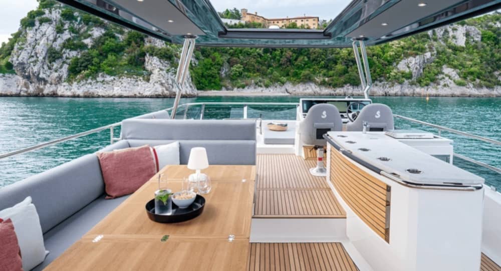 Profitez d'une journée complète à bord d'un yacht à moteur à Antibes