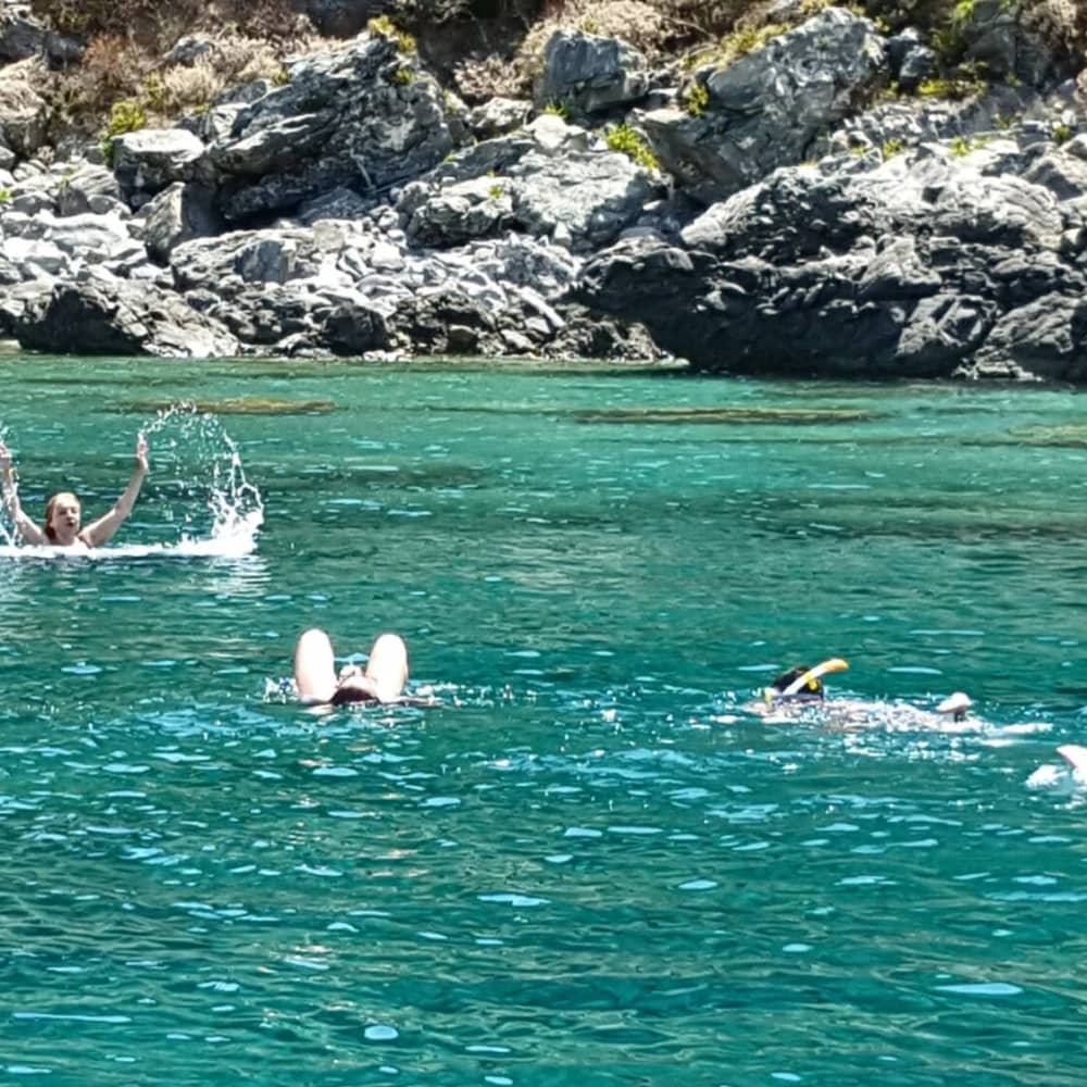 Recorrido por el área marina protegida con snorkel y aperitivo.