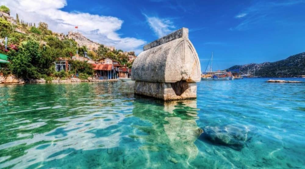 Esplora l'isola di Kekova in barca: una giornata intera sull'acqua a bordo di un motoscafo.